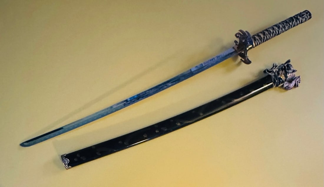 Dragon Fantasy Katana – Ornate Bat-Wing Tsuba & Dragon Scabbard Mount: This is a full-sized decorative fantasy sword featuring elaborate oriental dragon motifs and unique gothic-style hardware. The piece is designed as a striking display item, perfect for a home