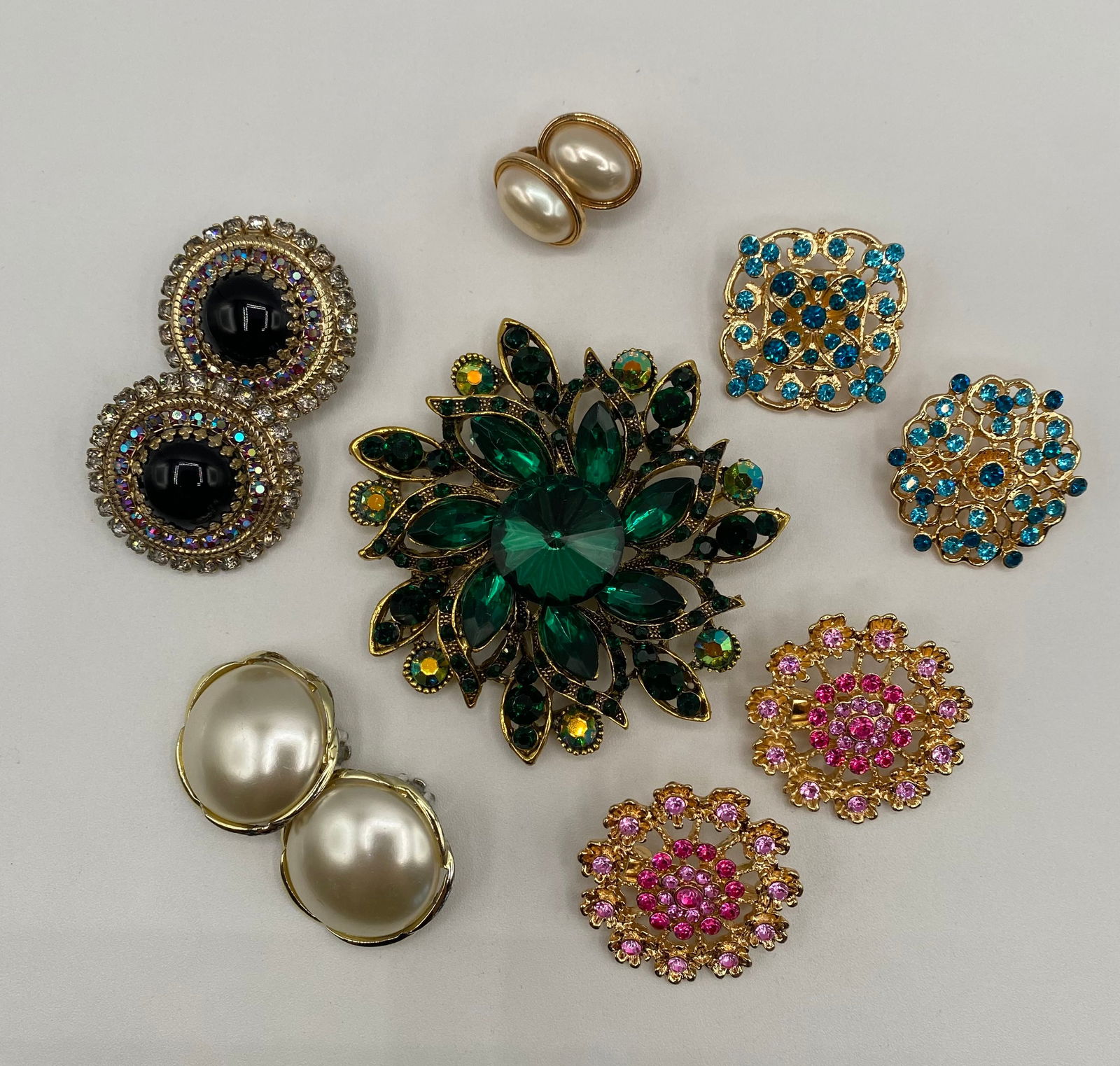 Vintage Costume Jewelry Lot - Emerald Green Brooch, Faux Pearl & Rhinestone Earrings: Enhance your collection or inventory with this stunning assortment of vintage-inspired costume jewelry. This lot features a high-impact focal piece and several pairs of elegant earrings, perfect for c