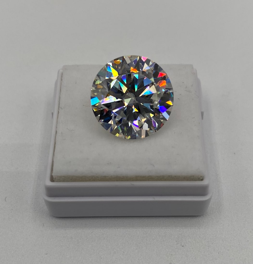 Massive 10.00ct VVS1 White Round Brilliant Cut Moissanite – GRA Certified – Diamond Test: Carat Weight: 10.00 Carats • Color/Clarity: D Color / VVS1 Clarity (Eye Clean) • Cut: Round Brilliant / Excellent Cut • Certification: Includes GRA Certificate and Warranty