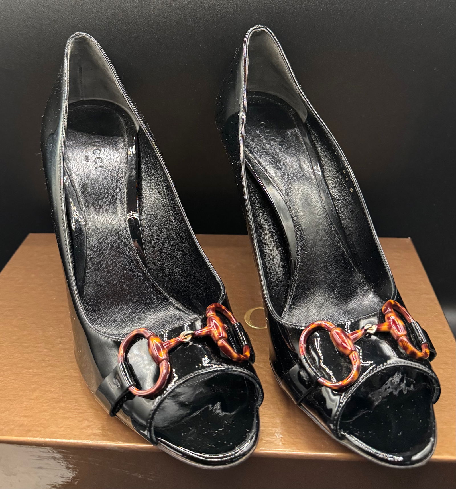GUCCI Black Patent Leather Horsebit Peep-Toe Pumps Vitello Vernice (W/ Box): Brand: Gucci Model: Vitello Vernice Soft (Patent Leather Peep-Toe Pump) Size: 8.5 B (US Women’s) Origin: Made in Italy Reference No: 216036 B8100 1000 Product Highlights: A timeless
