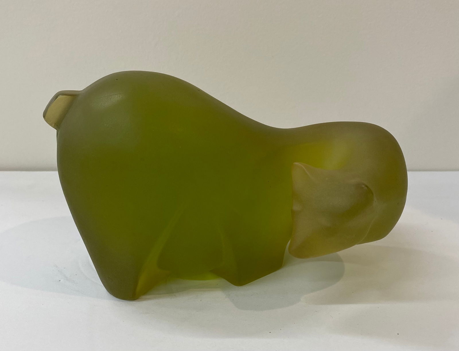Sascha Brastoff Mid-Century Modern Green Resin Bear Sculpture: This is a stylized mid-century modern (MCM) animal sculpture by the renowned California artist Sascha Brastoff (1918–1993). While it has the appearance of frosted art glass, these iconic animal