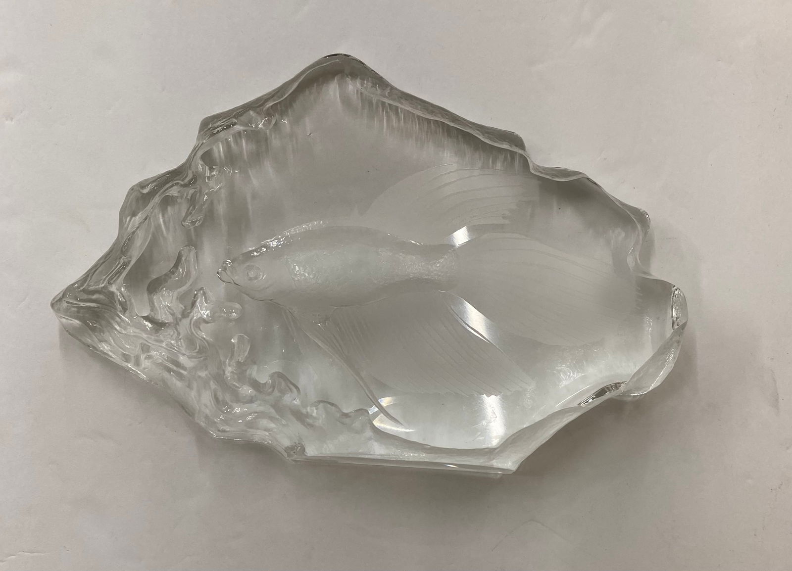 Vintage Intaglio Carved Art Glass Block – Betta/Fighting Fish Motif: A unique, heavy art glass "ice block" featuring a reverse-carved (intaglio) Betta fish with flowing fins. The textured edges of the glass mimic splashing water, creating a 3D underwater scene when