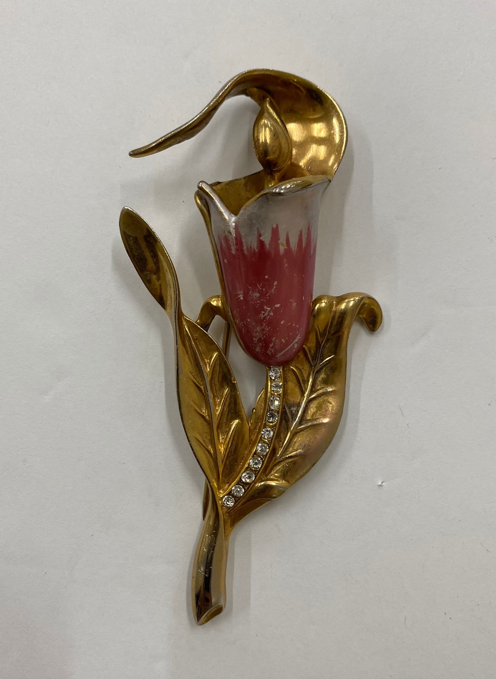 Vintage Gold-Tone Enamel Calla Lily Brooch - Rhinestone Accents Art Nouveau Style: An elegant Art Nouveau-inspired brooch depicting a blooming Calla Lily. The piece features a striking pink-to-white gradient enamel flower head set against a polished gold-tone stem and leaves. The