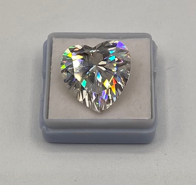 20ct Heart Brilliant Cut Moissanite - GRA Certified - Vivid Fire: Presenting a magnificent 20.00 carat heart brilliant-cut Moissanite, a gemstone that combines massive scale with extraordinary optical performance. This stone is engineered for maximum "fire,"
