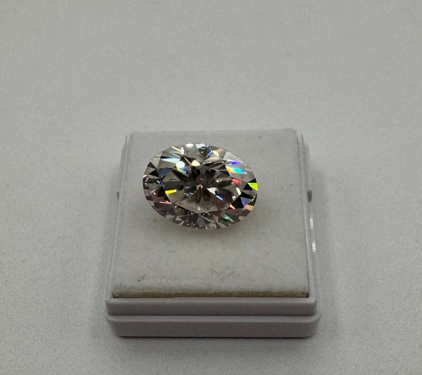 10.00ct Brilliant Oval Cut Moissanite Stone - GRA Certified: Offered for auction is a stunning 10.00 carat loose moissanite stone featuring a classic Oval Brilliant cut. This impressive gemstone exhibits exceptional fire and brilliance, rivaling that of a