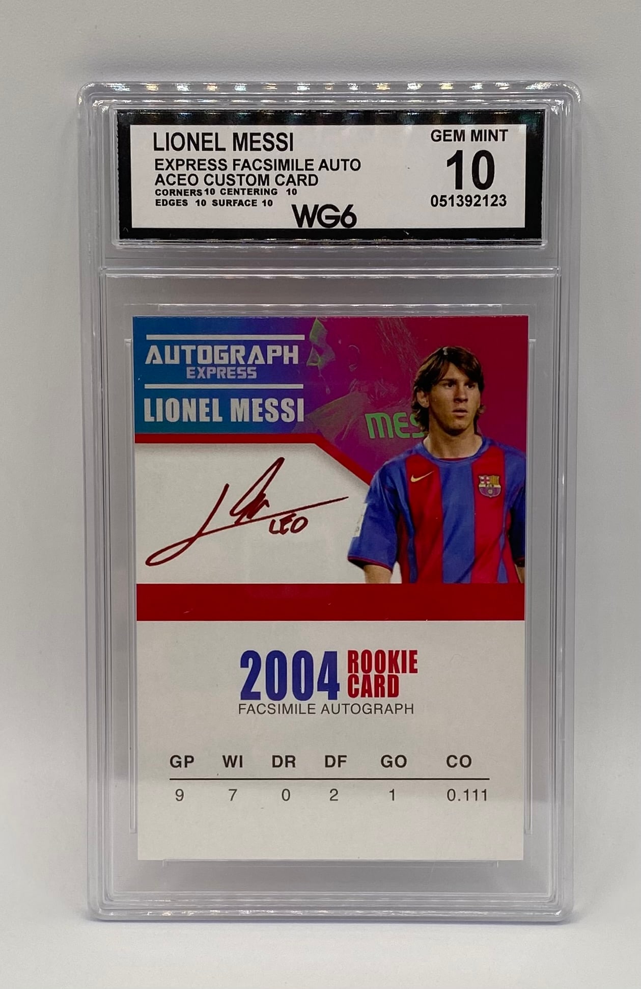 Lionel Messi ACEO Rookie Card Facsimile Auto WG6 10: Manufacturer/Brand: Autograph Express (ACEO Custom Art Card) Design Theme: 2004 Rookie Card Tribute Featured Player: Lionel Messi Special Features: Printed Facsimile/Stamped Autograph Grading