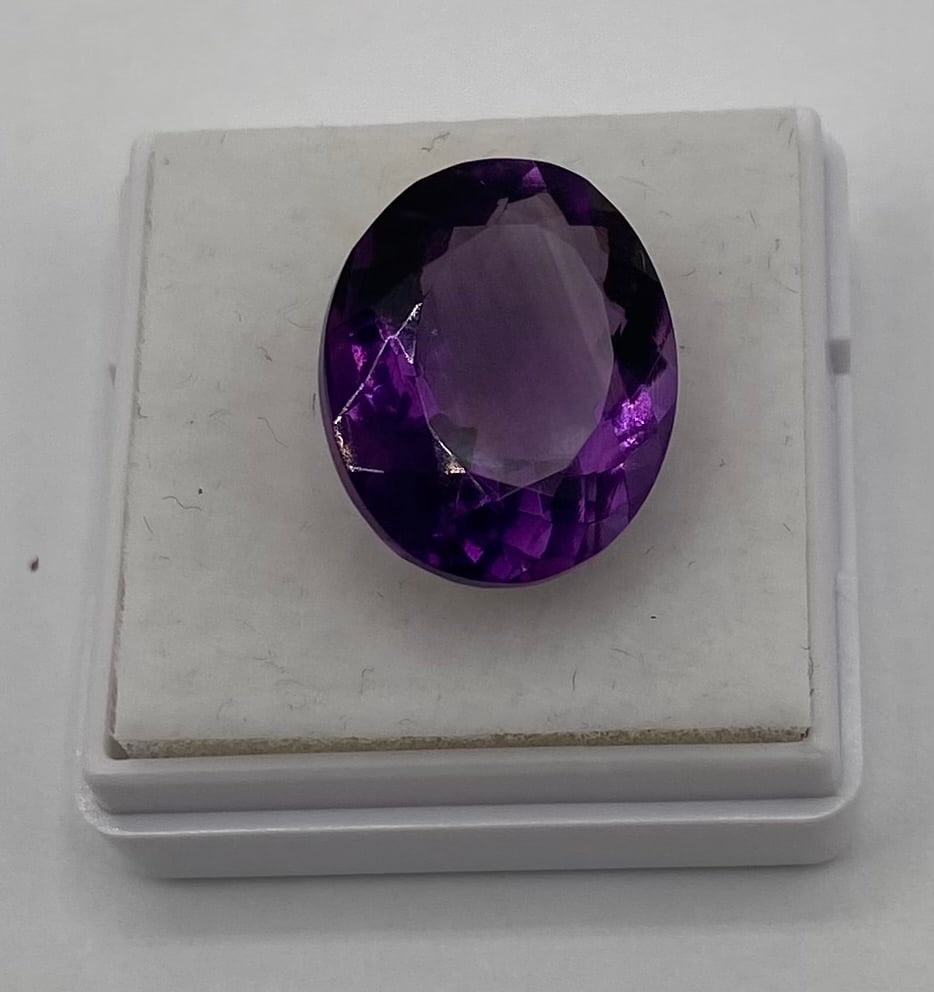 9.55 Ct Natural Amethyst Oval Cut Loose Gemstone: Up for auction is a stunning, eye-clean natural Amethyst loose gemstone weighing approximately 9.55 carats. This substantial gem features a classic oval cut with excellent faceting that maximizes its