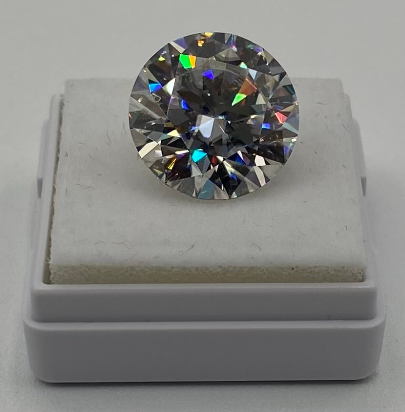 10 CT Round Brilliant Cut Loose Moissanite – GRA Certified: Weight: 10.00 Carats Certification: Includes Full GRA Certificate & Verification Card Authentication: Passes standard thermal diamond tester protocols