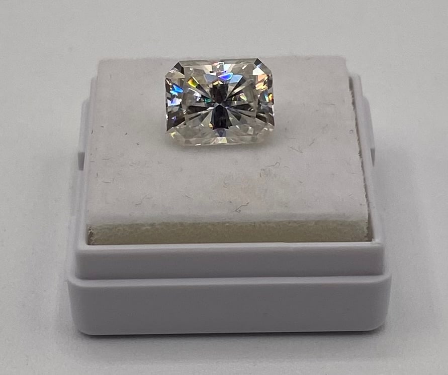 4.00 CT Radiant Cut Loose Moissanite – GRA Certified: Weight: 4.00 Carats Certification: Includes Full GRA Certificate & Verification Card Authentication: Passes standard thermal diamond tester protocols