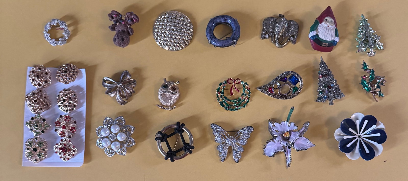 Vintage Costume Brooch & Earring Lot - 19pc Holiday, Rhinestone, & Animal Designs: A charming estate collection of vintage costume jewelry pins, brooches, and carded earrings. This lot features a fantastic variety of seasonal holiday motifs, whimsical animal shapes, and classic
