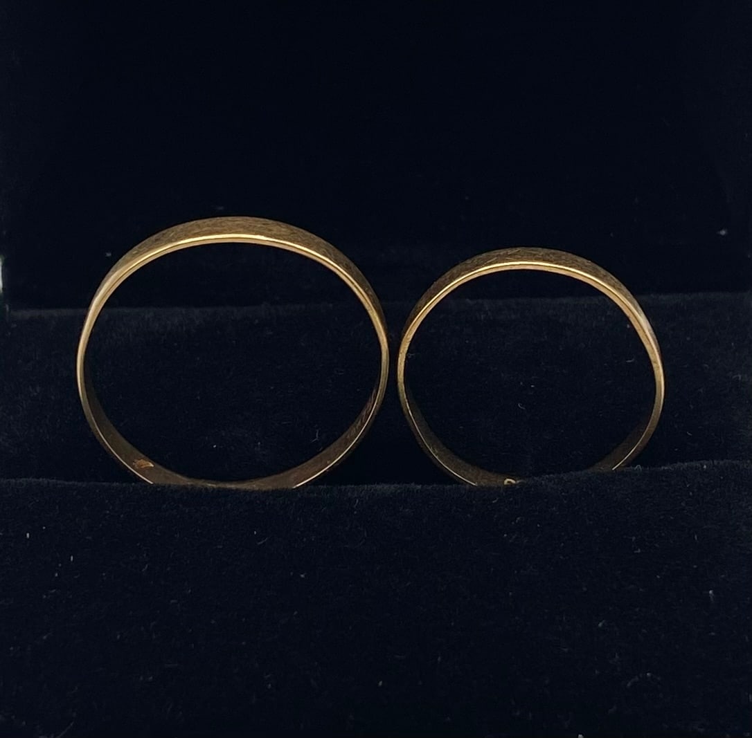 Pair of 18K Yellow Gold Matching Wedding Bands / Rings - 2