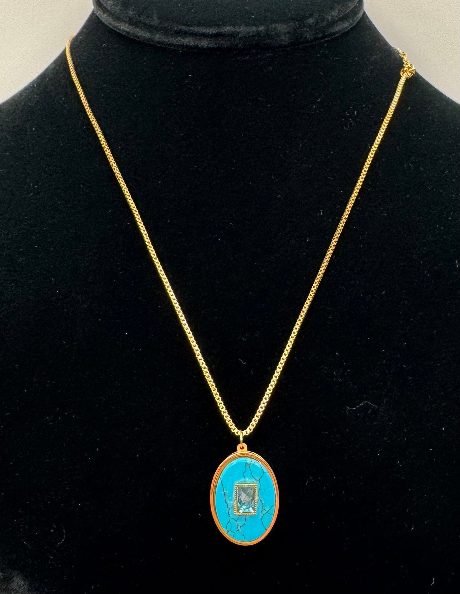 18K Yellow Gold Chain Necklace with Turquoise-Style Pendant: 18K Yellow Gold (Stamped "K18" on the clasp tag) Pendant Metal: Yellow gold tone (Unstamped / Unmarked) Total Weight: 7.34 grams (including chain and pendant) Necklace Length: 18 inches (includes an