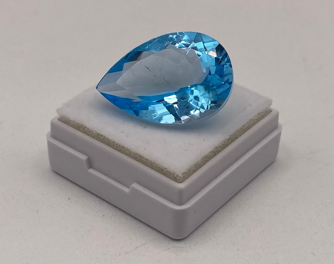 Natural Blue Topaz Loose Gemstone - 22.50 Cts: Natural Blue Topaz Loose Gemstone - 22.50 Cts. Variety: Natural Topaz Weight: 22.50 Cts Color: Blue Shape/Cut: Pear / Mixed Dimensions: 22.18 x 15.08 x 9.50 mm
