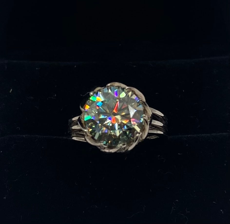 5 Carats Green VVS Moissanite Ring: 5 Carats Green VVS1 Ring Brilliant round-cut Moissanite center stone encased in an elegant, stylized woven filigree border with a multi-split shank band. Metal: 18K white gold/platinum plated over
