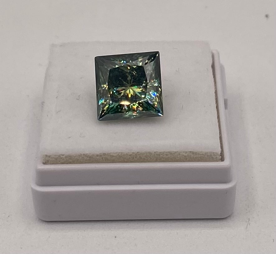 5 CT Green Princess Cut VVS1 Moissanite Loose Stone: 5 CT Green Princess Cut VVS1 Moissanite Loose Stone Carat Weight: 5 Carats Clarity: VVS1 Premium Clarity Cut: Princess (Square) Cut Testing: True Moissanite—passes standard thermal/diamond