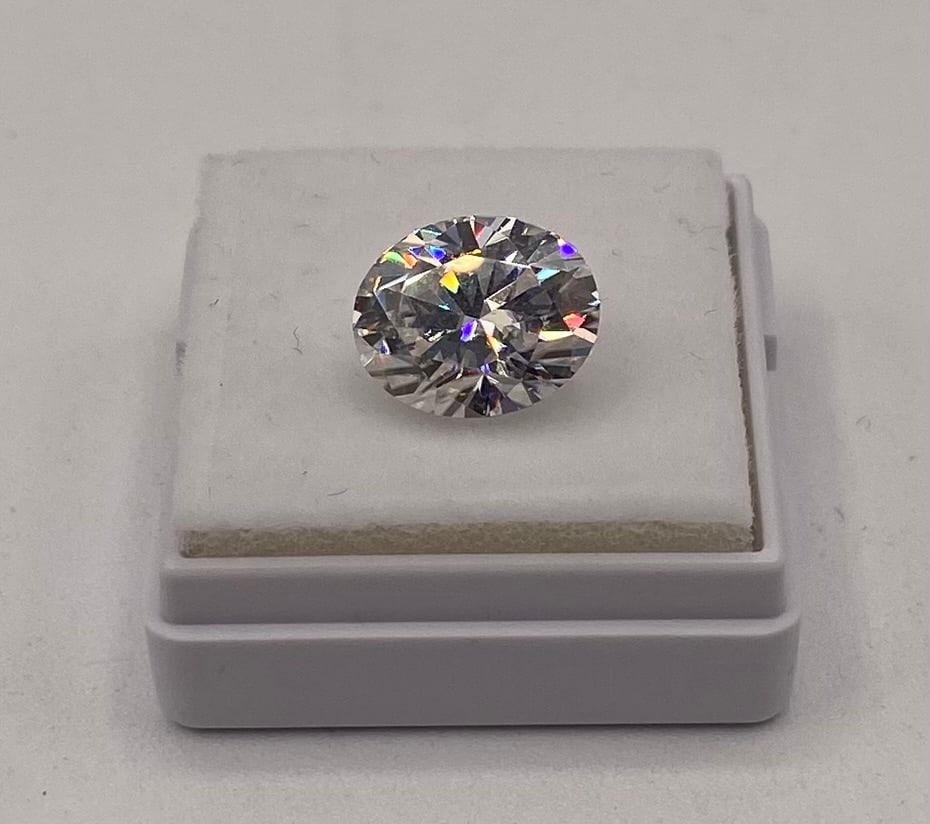 5.00 CT Oval Cut Brilliant Moissanite Stone – VVS1 Clarity w/ Certificate: 5.00 CT Oval Cut Brilliant Moissanite Stone – VVS1 Clarity w/ Certificate. Gemstone Type: Genuine Moissanite Weight: 5.00 Carats Cut/Shape: Oval Brilliant Cut Clarity: VVS1 (Eye-clean,