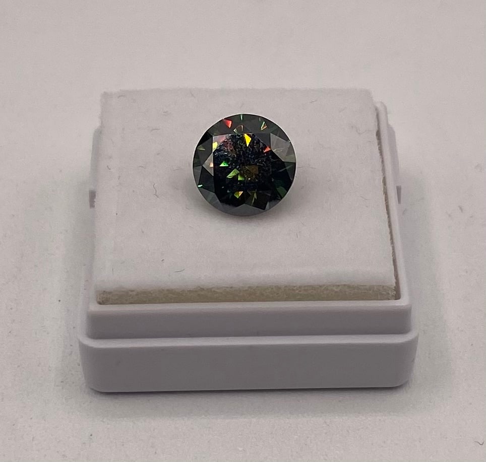 3.00 CT Round Brilliant Dark Green Moissanite Loose Stone – VVS1 w/ Certificate: 3.00 CT Round Brilliant Dark Green Moissanite Loose Stone – VVS1 w/ Certificate