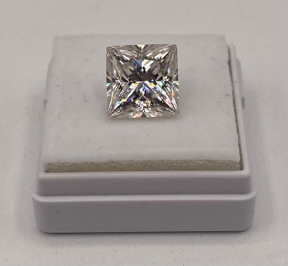 5.00 CT Princess Cut VVS1 Moissanite Loose Stone w/ Certificate - Passes Diamond Tester: 5.00 CT Princess Cut VVS1 Moissanite Loose Stone w/ Certificate - Passes Diamond Tester. Weight: 5.00 Carats Cut: Princess Cut (Square Modified Brilliant) Clarity: VVS1 Authenticity: Passes standard