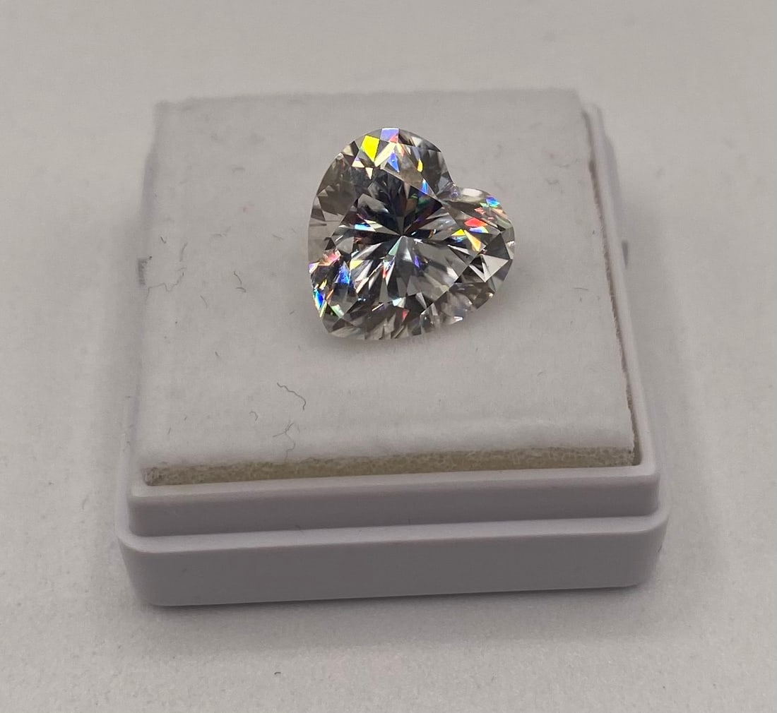 5.00 CT Heart Cut VVS1 Moissanite Loose Stone w/ Certificate - Passes Diamond Tester: 5.00 CT Heart Cut VVS1 Moissanite Loose Stone w/ Certificate - Passes Diamond Tester. Weight: 5.00 Carats Cut: Heart Cut Clarity: VVS1 Authenticity: Passes standard thermal diamond