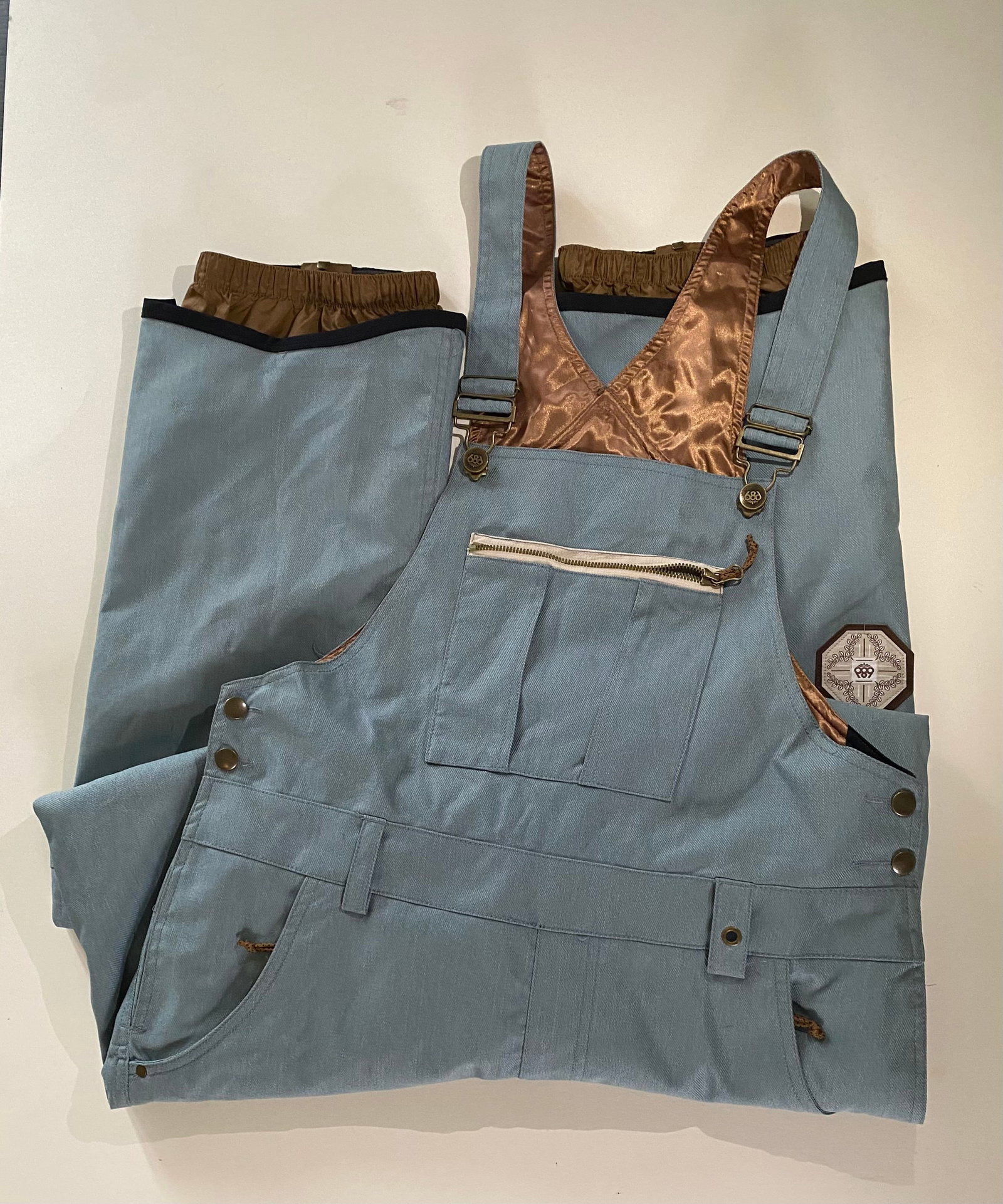 686 infiDRY 10K Snowboard Ski Bib Pants - Men’s Size M - Blue Chambray/Bronze: 686 infiDRY 10K Snowboard Ski Bib Pants - Men’s Size M - Blue Chambray/Bronze. Up for auction is a premium pair of men's snowboard/ski bib pants from 686 Technical Apparel. Designed with style