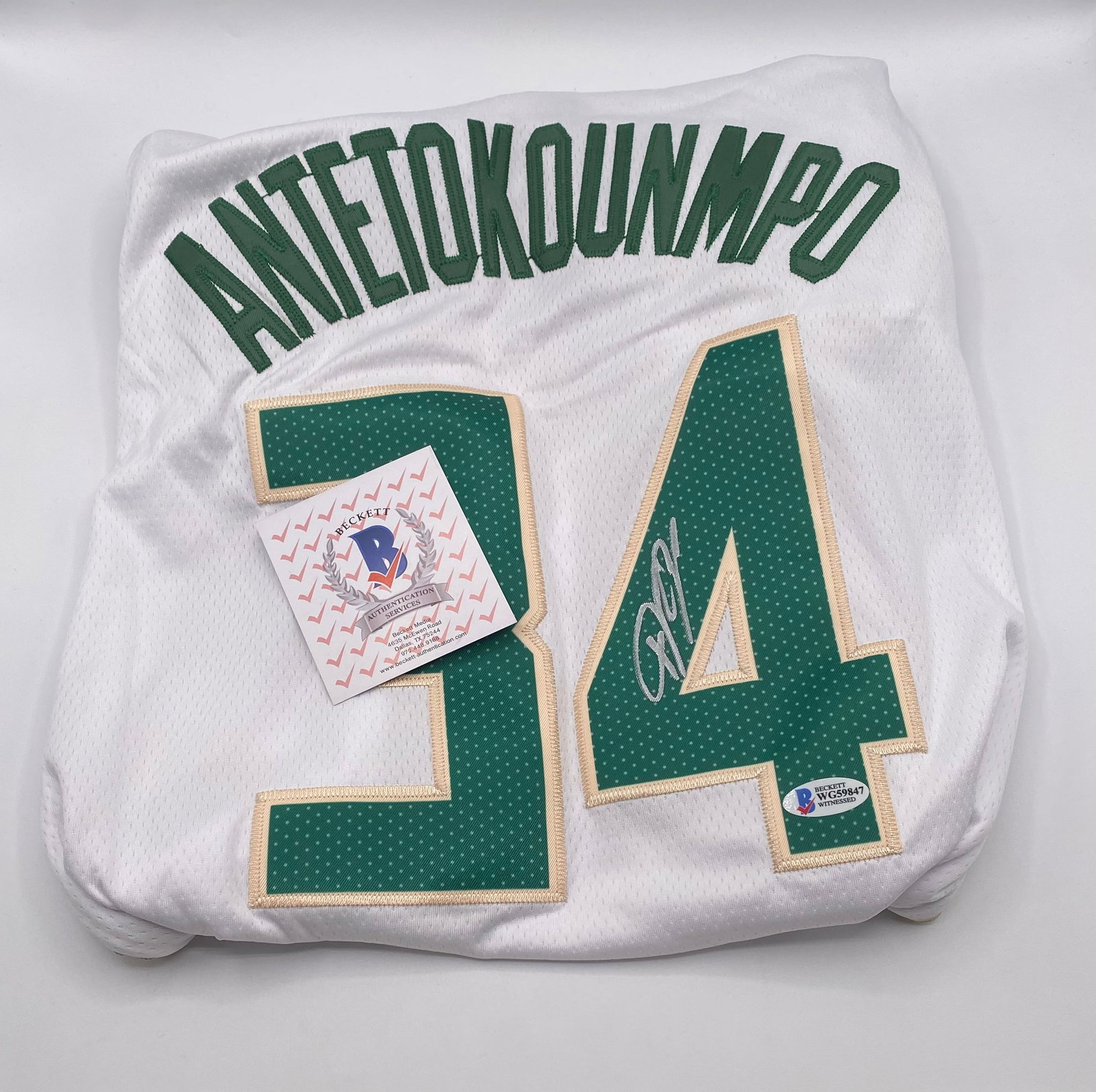 Giannis Antetokounmpo Autographed Jersey Beckett Witnessed COA: Giannis Antetokounmpo Autographed Milwaukee Bucks #34 Jersey Beckett Witnessed COA