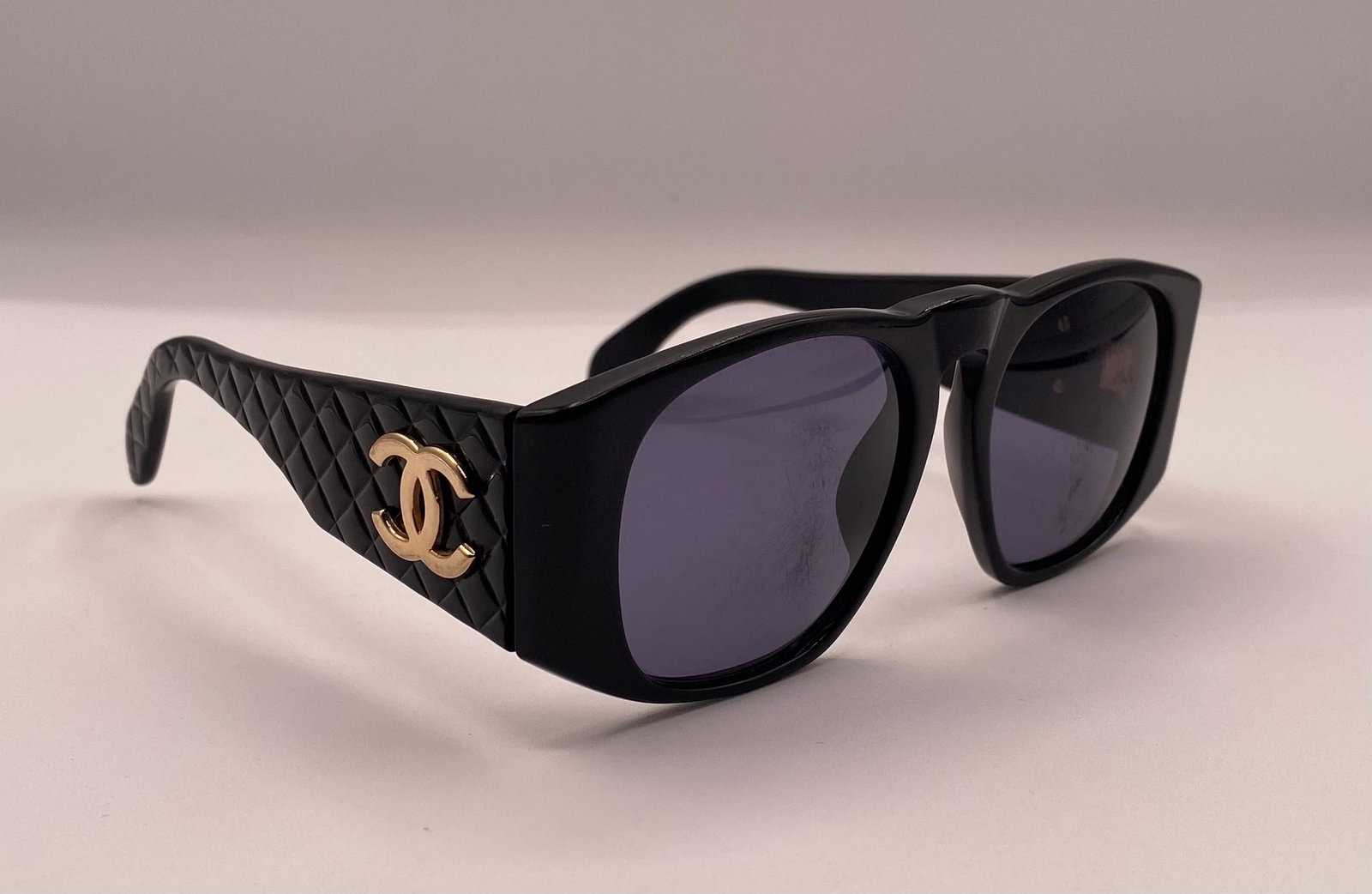 Chanel Sunglasses.: Vintage Chanel 01450 Black Quilted Matelassé CC Logo Sunglasses 90s Up for auction is an authentic pre-owned pair of vintage 1990s Chanel sunglasses (Model 01450/01452). This iconic archive