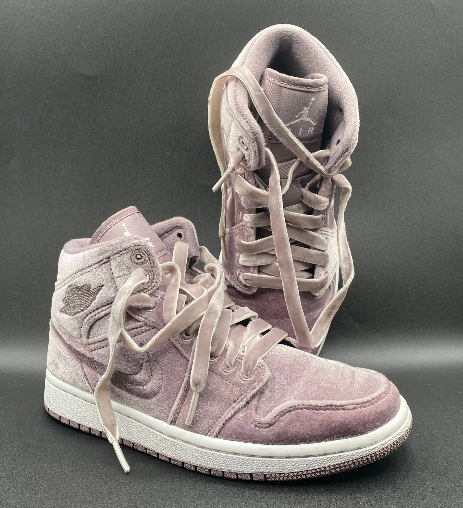 Air Jordan 1 Mid SE Velvet Purple Smoke: Air Jordan 1 Mid SE Velvet Purple Smoke - Women's Size 6.5 Brand: Nike / Jordan Model: Wmns Air Jordan 1 Mid SE Colorway: Purple Smoke / Purple Smoke Size: US Women's 6.5 (UK 4 / EUR 37.5) Style