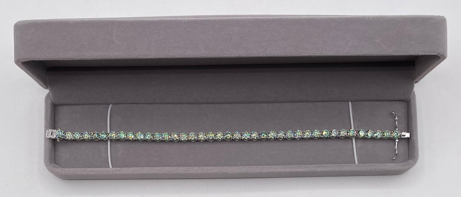 Tennis Green VVS Moissanite Bracelet: Green VVS Moissanite Bracelet. 18k gold plated on sterling silver. It comes with certification. Length: 8 inches