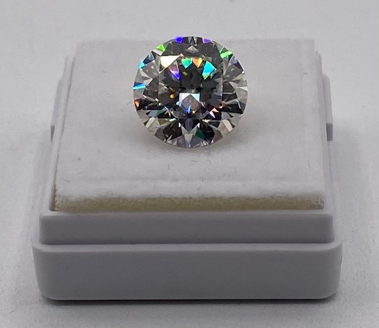 4.5 Ct D Color VVS1 Round Brilliant Moissanite Gemstone with Certificate: 4.5 Ct D Color VVS1 Round Brilliant Moissanite Gemstone with Certificate.