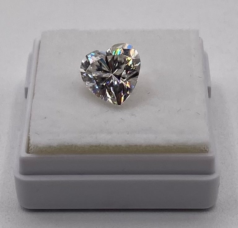 3 Ct Heart VVS1 Round Brilliant Moissanite Gemstone with Certificate: 3 Ct D Color Heart Shape VVS1 Round Brilliant Moissanite Gemstone with Certificate