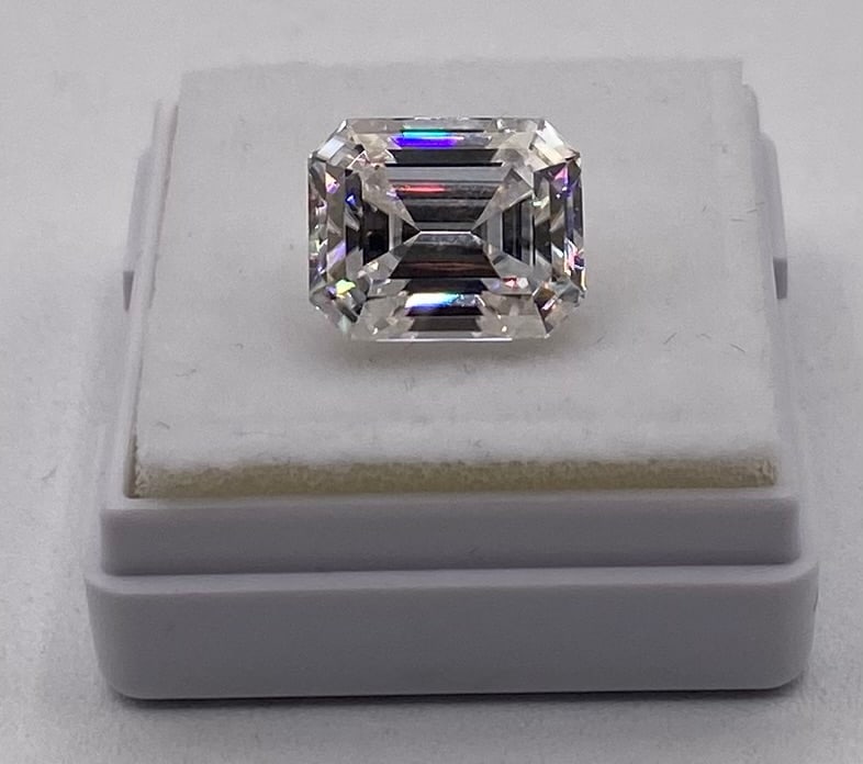 Emerald Cut VVS Stone: 5.0 Ct D Color VVS1 Emerald Cut Brilliant Moissanite Gemstone with Certificate