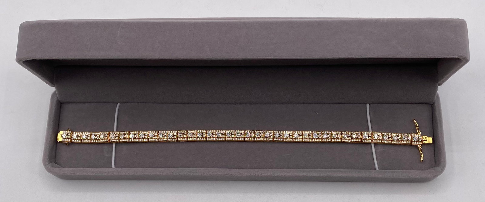 8" VVS1 D-Color Moissanite Tennis Bracelet in 18K Yellow Gold Plated Sterling Silver: Up for auction is a high-end VVS1 D-Color Moissanite Tennis Bracelet crafted in 18k Yellow Gold Plated 925 Sterling Silver. Featuring a striking multi-row pave setting surrounding brilliant center