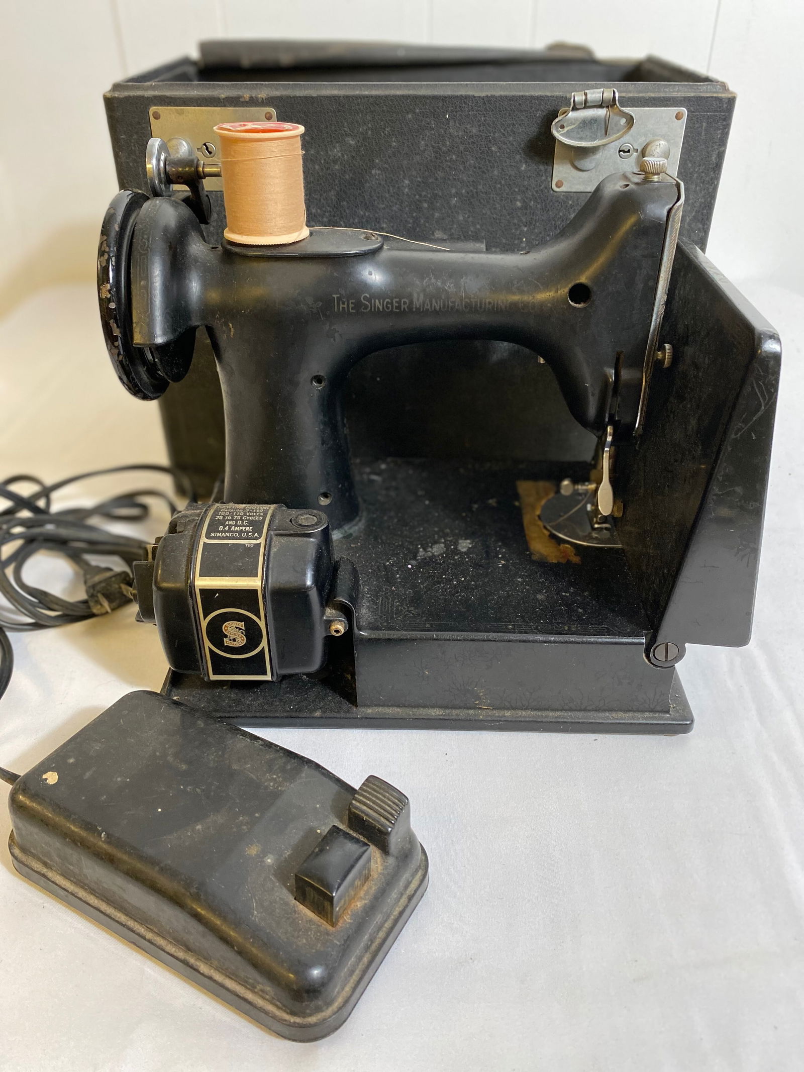 Singer sewing machine (1 of 8)