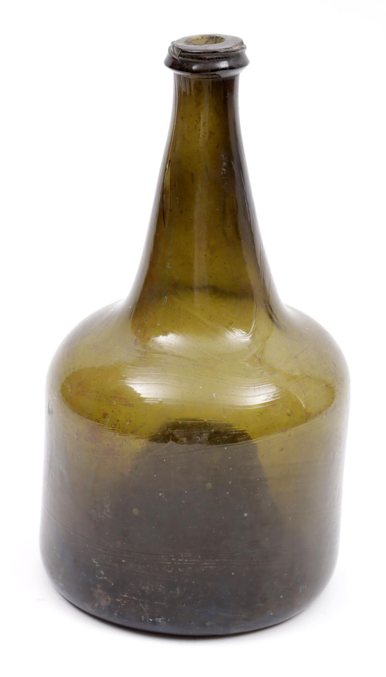Glass wine bottle, VOC period, 17th/18th century, h.23: Glass wine bottle, VOC period, 17th/18th century, h.23 cm.