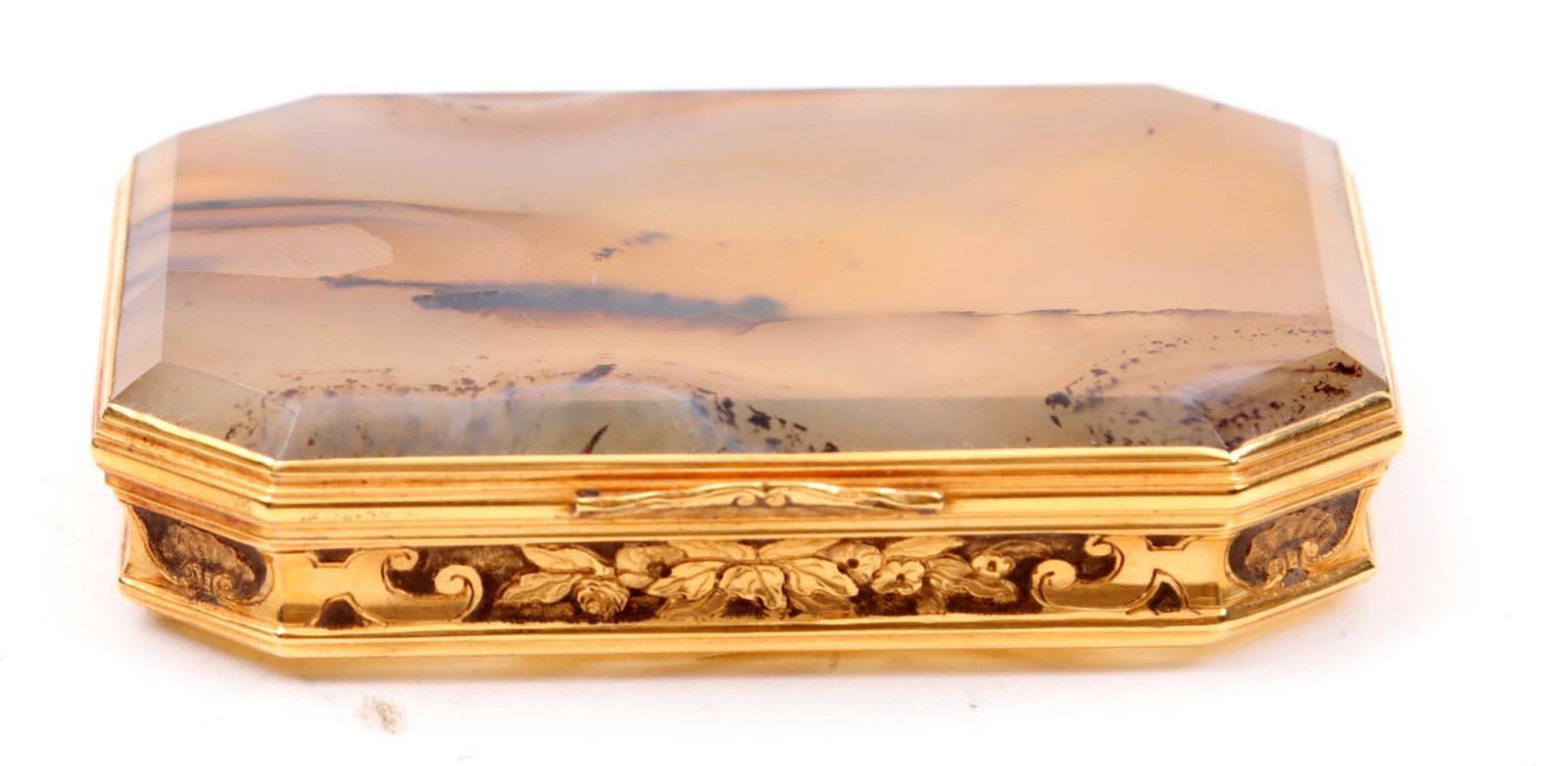Faceted agate snuff box with gold frames (1 of 9)