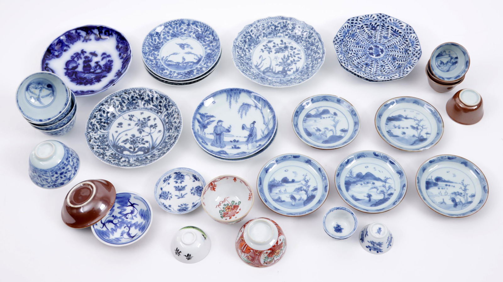 Various Chinese porcelain, including blue/white (1 of 9)