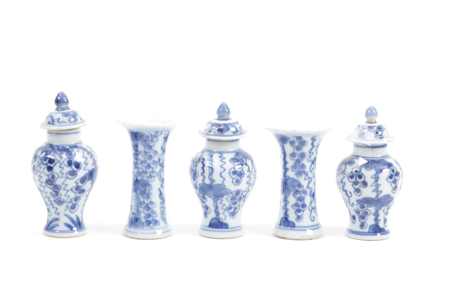 Antique blue/white Chinese porcelain miniature garniture wit ...: Antique blue/white Chinese porcelain miniature garniture with floral motifs, h.ca. 11cm.