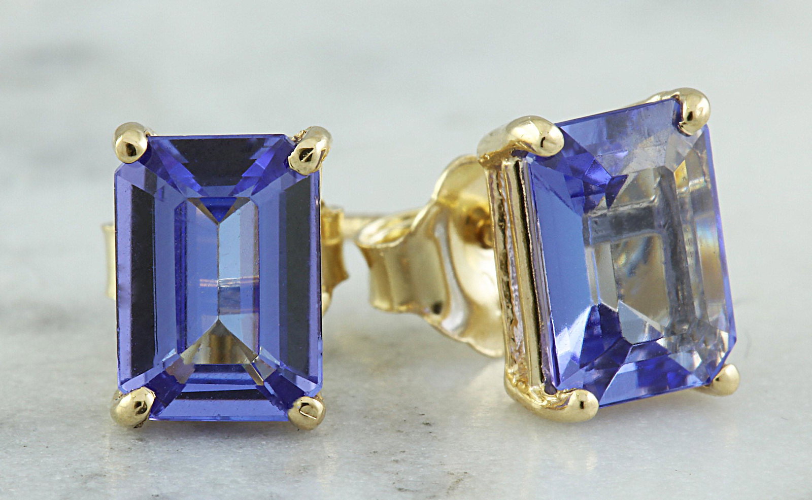 1.80 CTW Tanzanite 18K Yellow Gold Earrings: 1.80 CTW Tanzanite 18K Yellow Gold Earrings Manufacturer's Suggested Retail Price: $ 1200.00 Stamped: 18K Total Earrings Weight: 1.5 Grams Tanzanite Weight: 1.80 Carat (7.00x5.00 Millimeters) Face Mea
