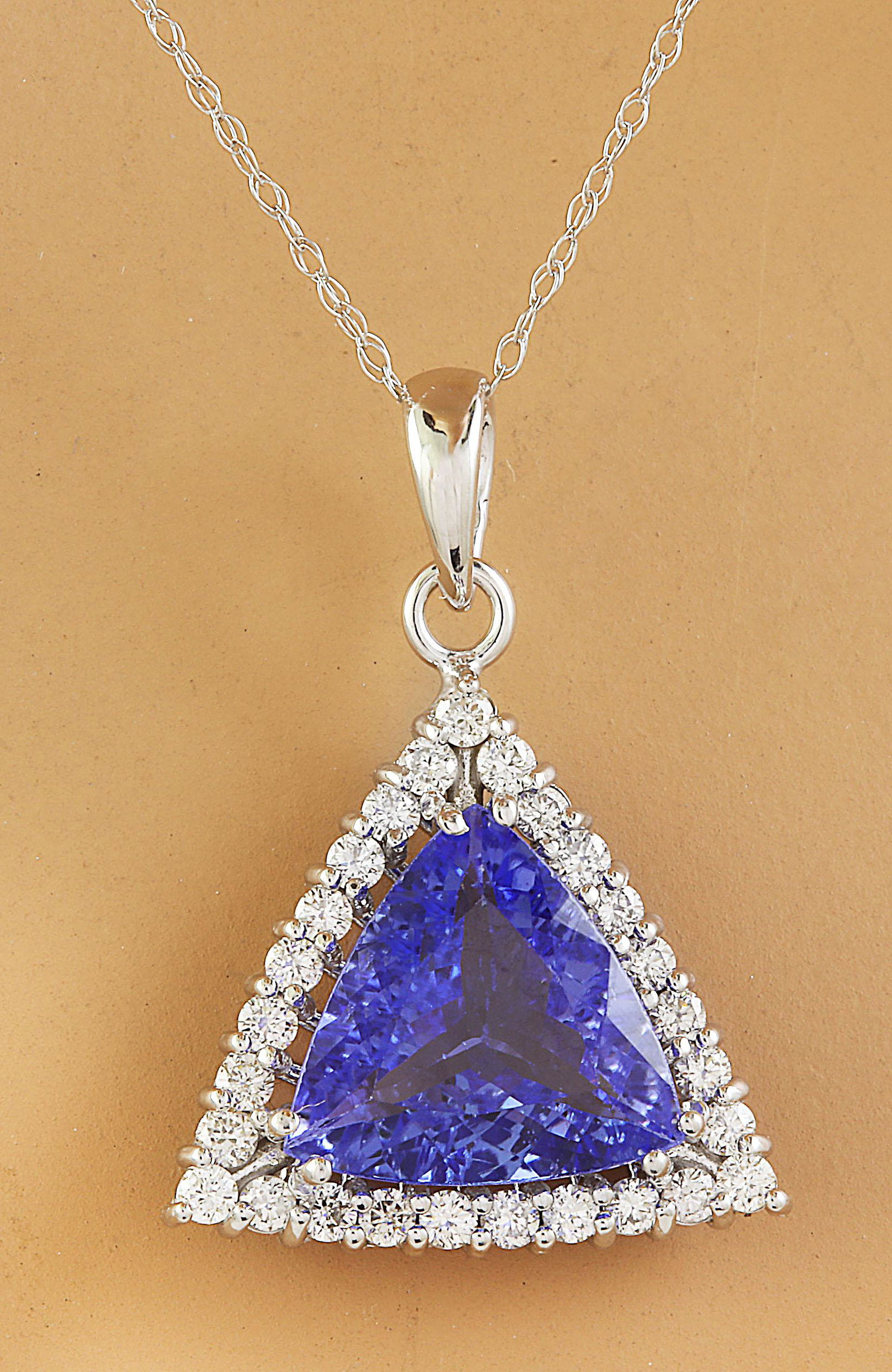 3.00 CTW Tanzanite 14K White Gold Diamond Necklace: 3.00 CTW Tanzanite 14K White Gold Diamond Necklace Manufacturer's Suggested Retail Price: $ 3400.00 Stamped: 14K Total Necklace Weight: 2.5 Grams Necklace Length: 18 Inches Tanzanite Weight: 2.60 Cara