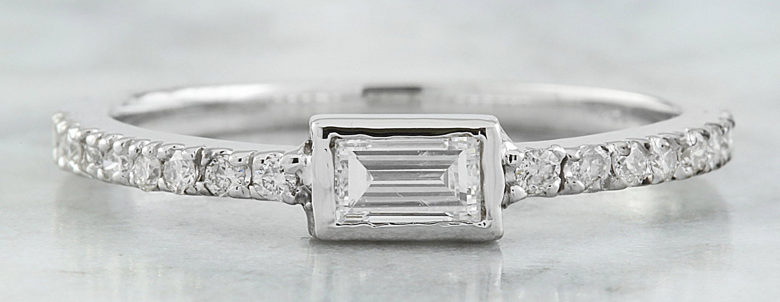 0.40 CTW Diamond 18K White Gold Ring: 0.40 CTW Diamond 18K White Gold Ring Manufacturer's Suggested Retail Price: $ 2100.00 Stamped: 18K Total Ring Weight: 1.9 Grams Center Diamond Weight: 0.22 carat (F-G Color,VS2-SI1 Clarity ) Side Diam