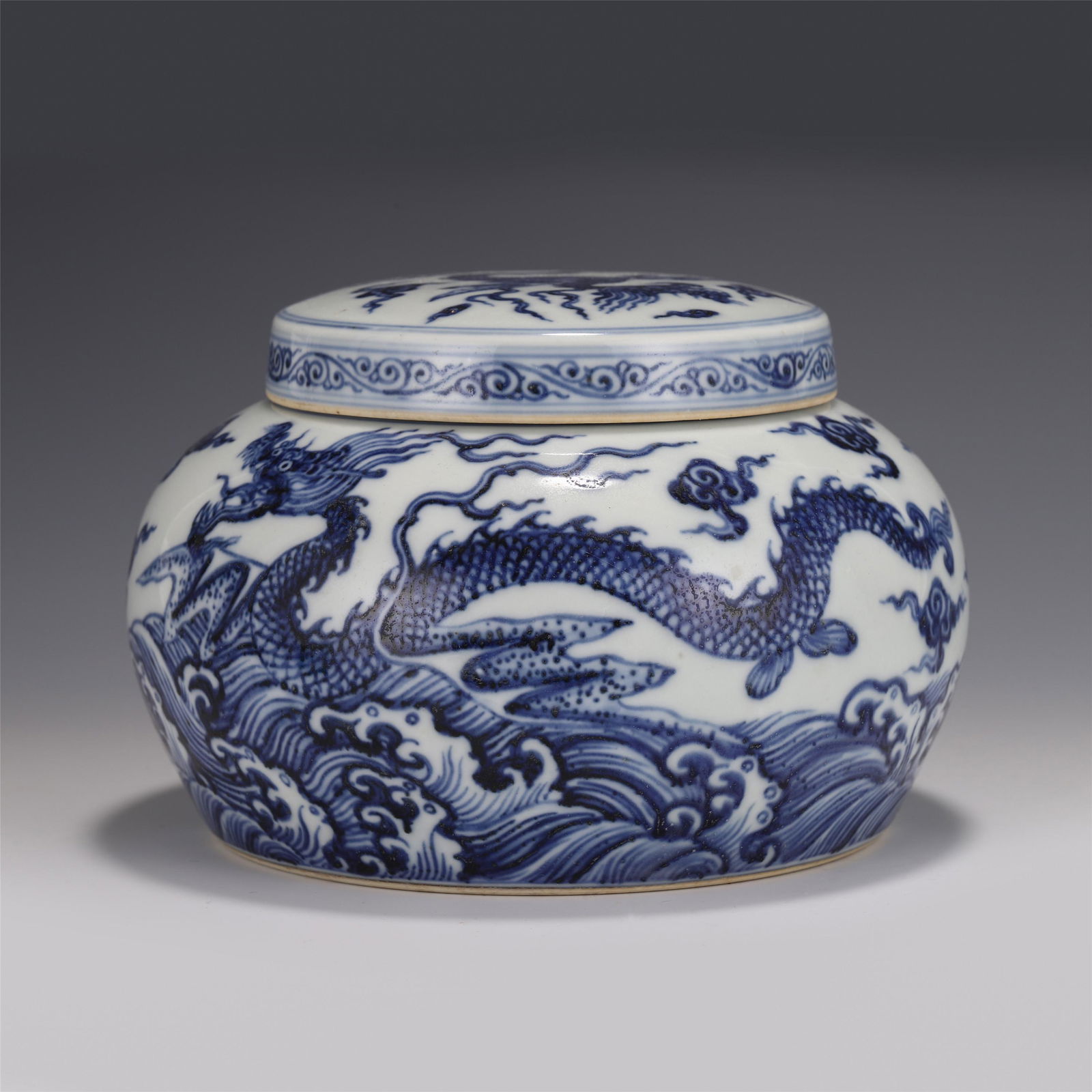 A CHINESE BLUE AND WHITE PORCELAIN LIDDED JAR (1 of 7)