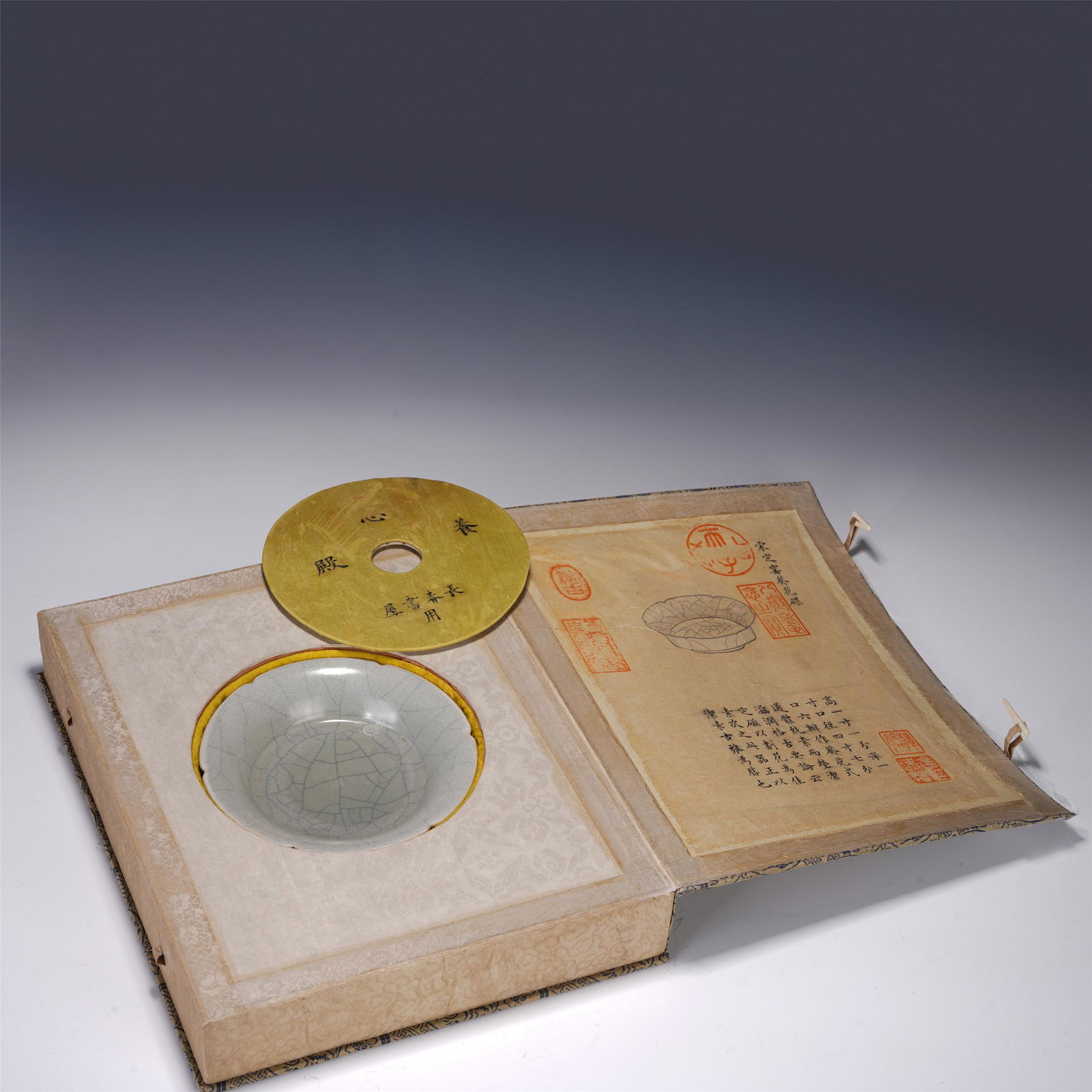 A CHINESE PORCLAIN BRUSH WASHER AND MACHING BOX: Diam. 15 cm Wash the open mouth, oblique straight walls, circle the feet, trim the circle feet, and see the fetal quality of blue and gray. The glaze is blue and elegant, the enamel is shiny and the c