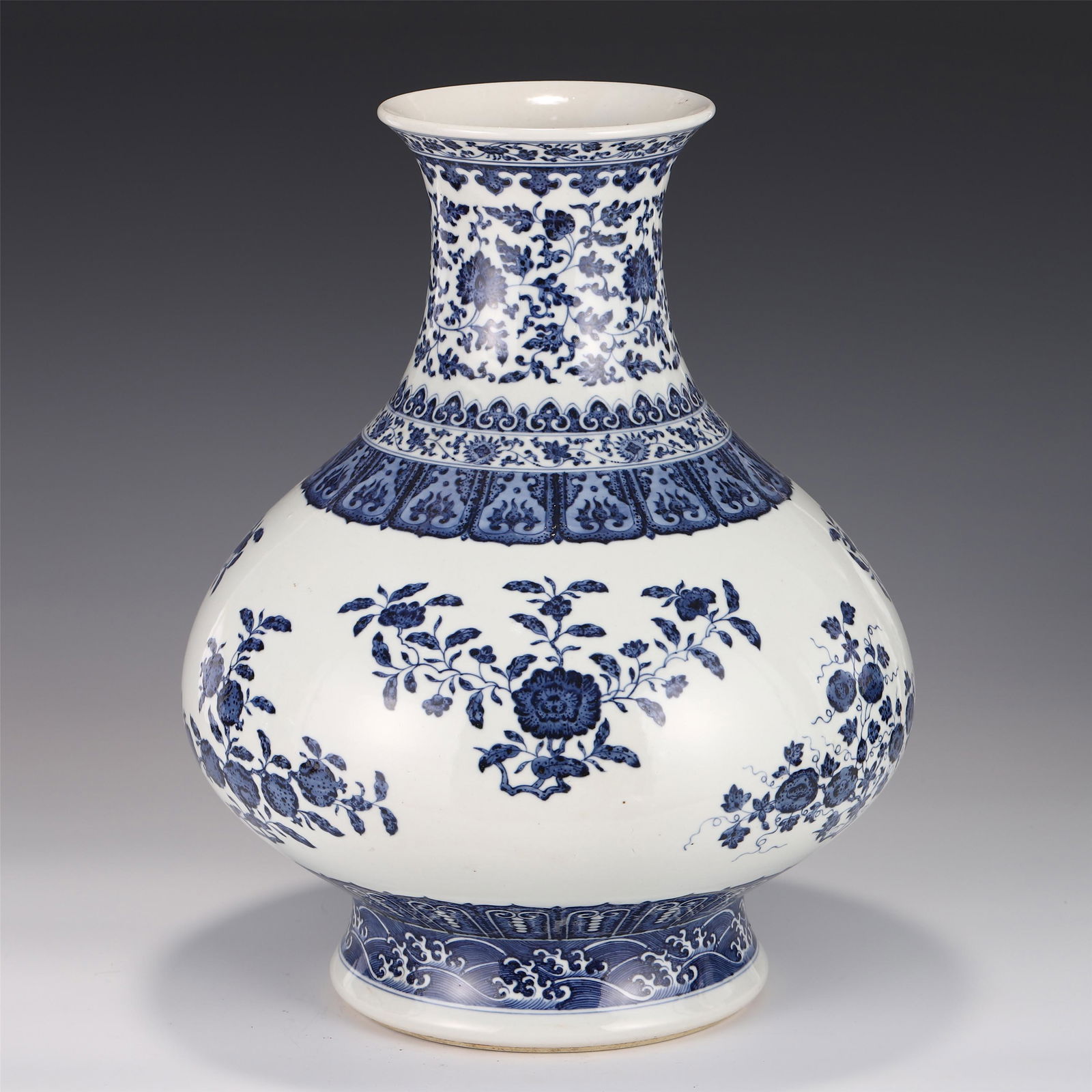 A CHINESE BLUE AND WHITE PORCELAIN VASE: 43.5 cm H x 33.5 cm W The shape of the big belly bottle is regular, giving a sense of simplicity and solemnity. The blue and white are clearly outlined, delicate and elegant. The overall composition o