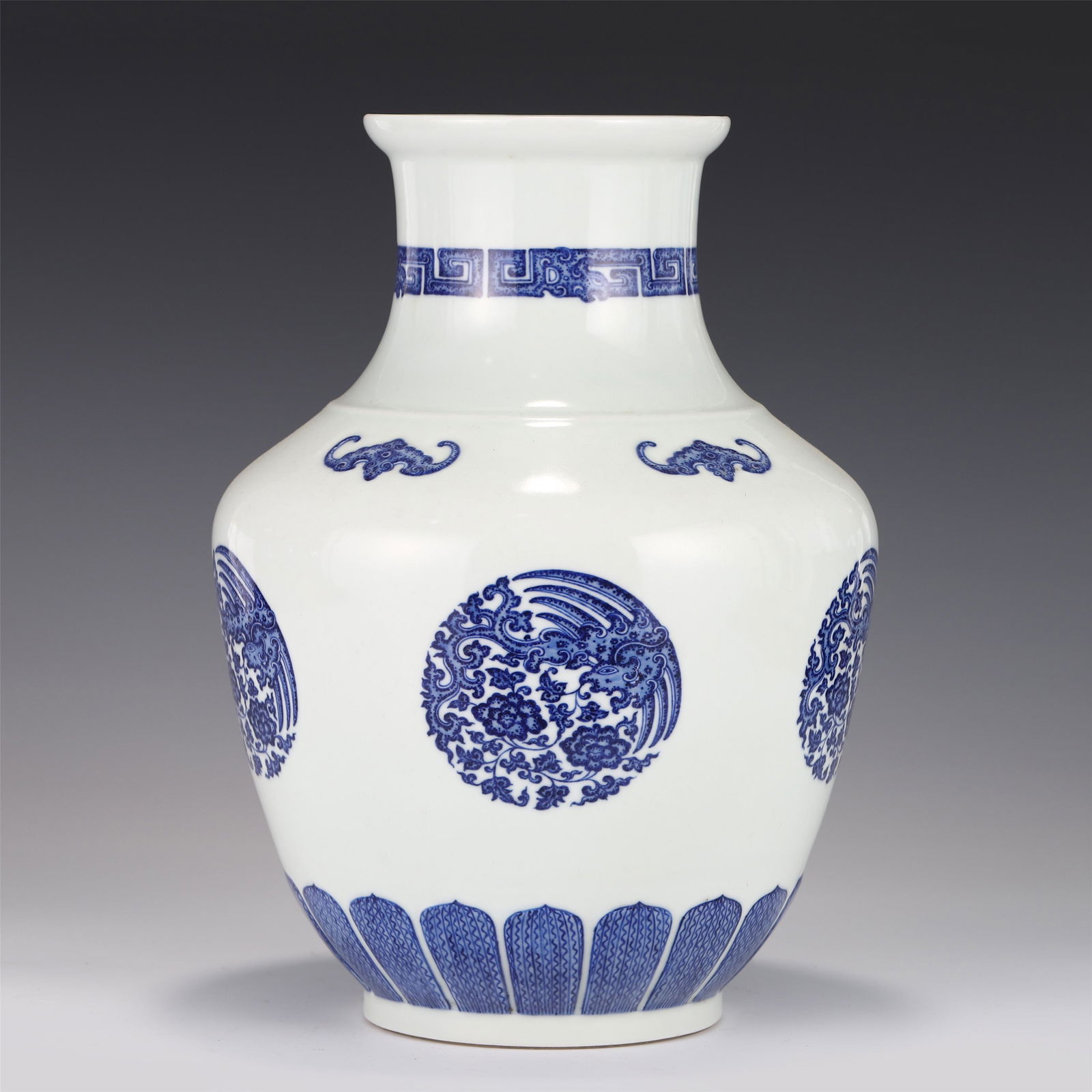 A CHINESE BLUE AND WHITE PORCELAIN VASE (1 of 8)