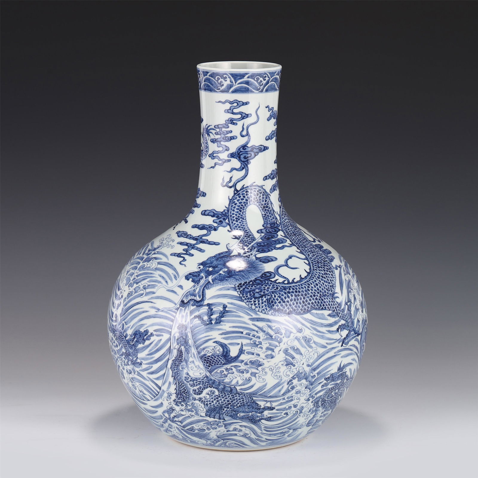 A CHINESE BLUE AND WHITE PORCELAIN VASE (1 of 10)