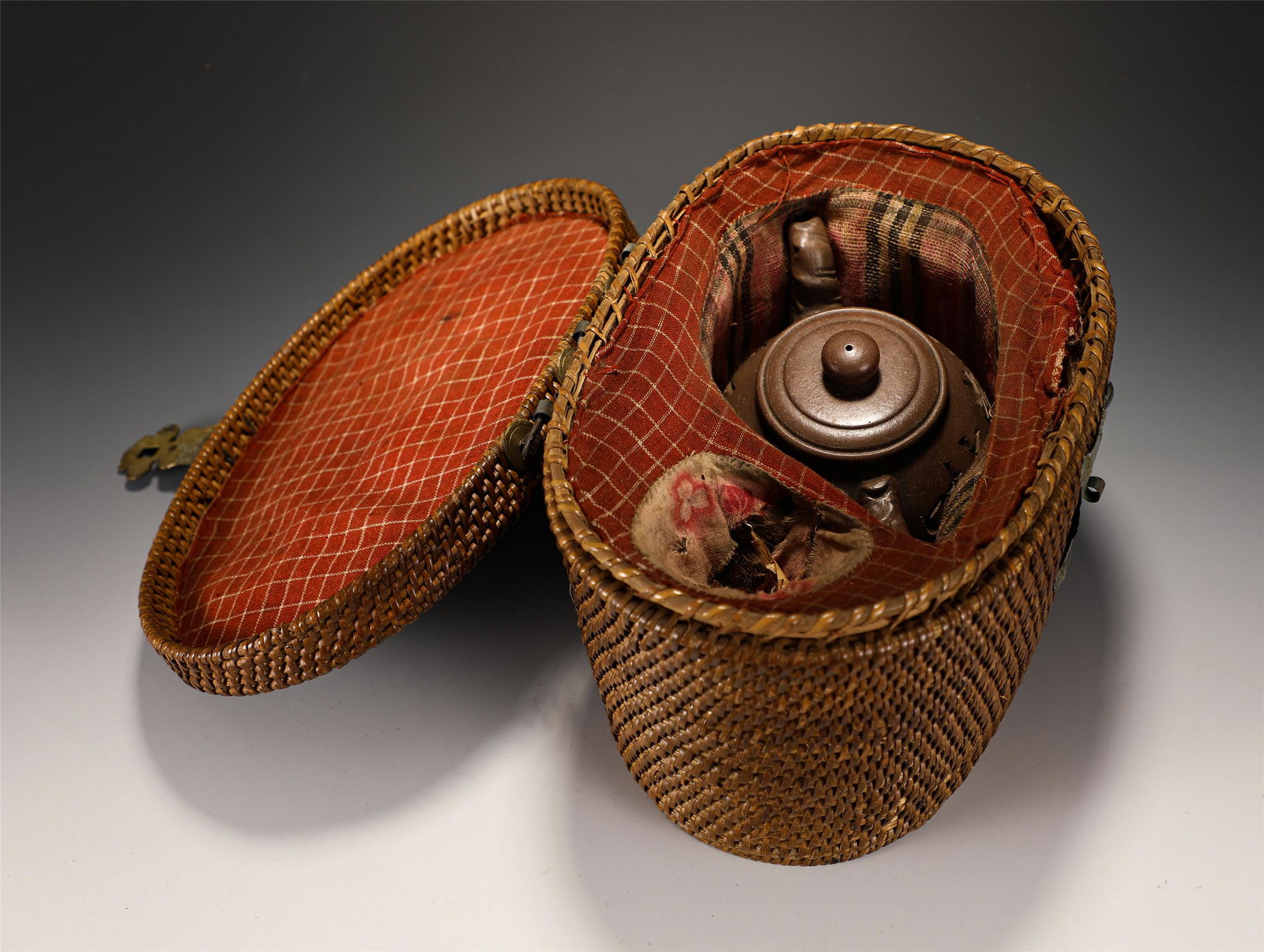 A CHINESE YIXING ZISHA CLAY TEA POT (1 of 7)