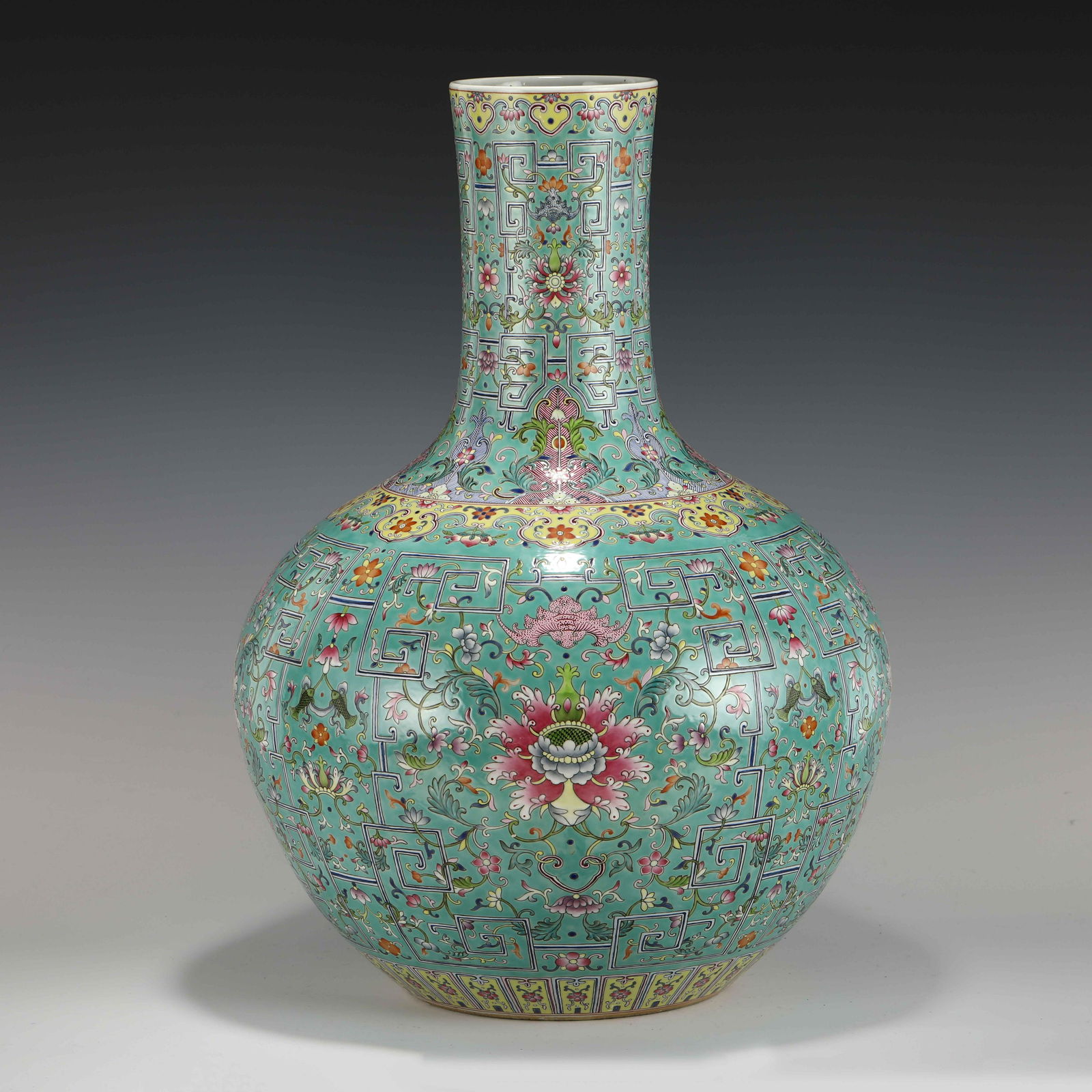 QIANLONG FAMILLE ROSE LARGE BOTTLE (1 of 10)