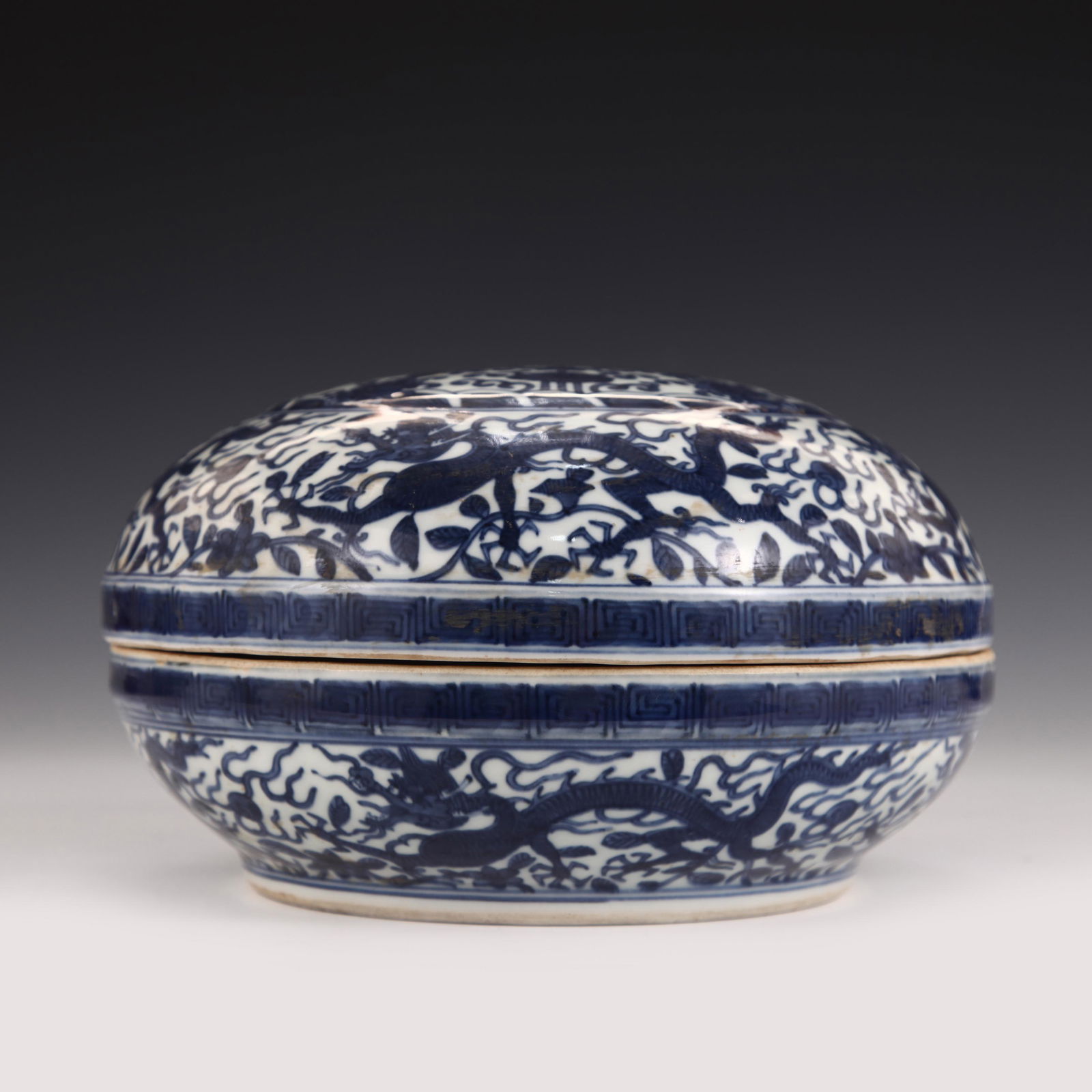 A CHINESE BLUE AND WHITE PORCELAIN LIDDED BOX (1 of 9)