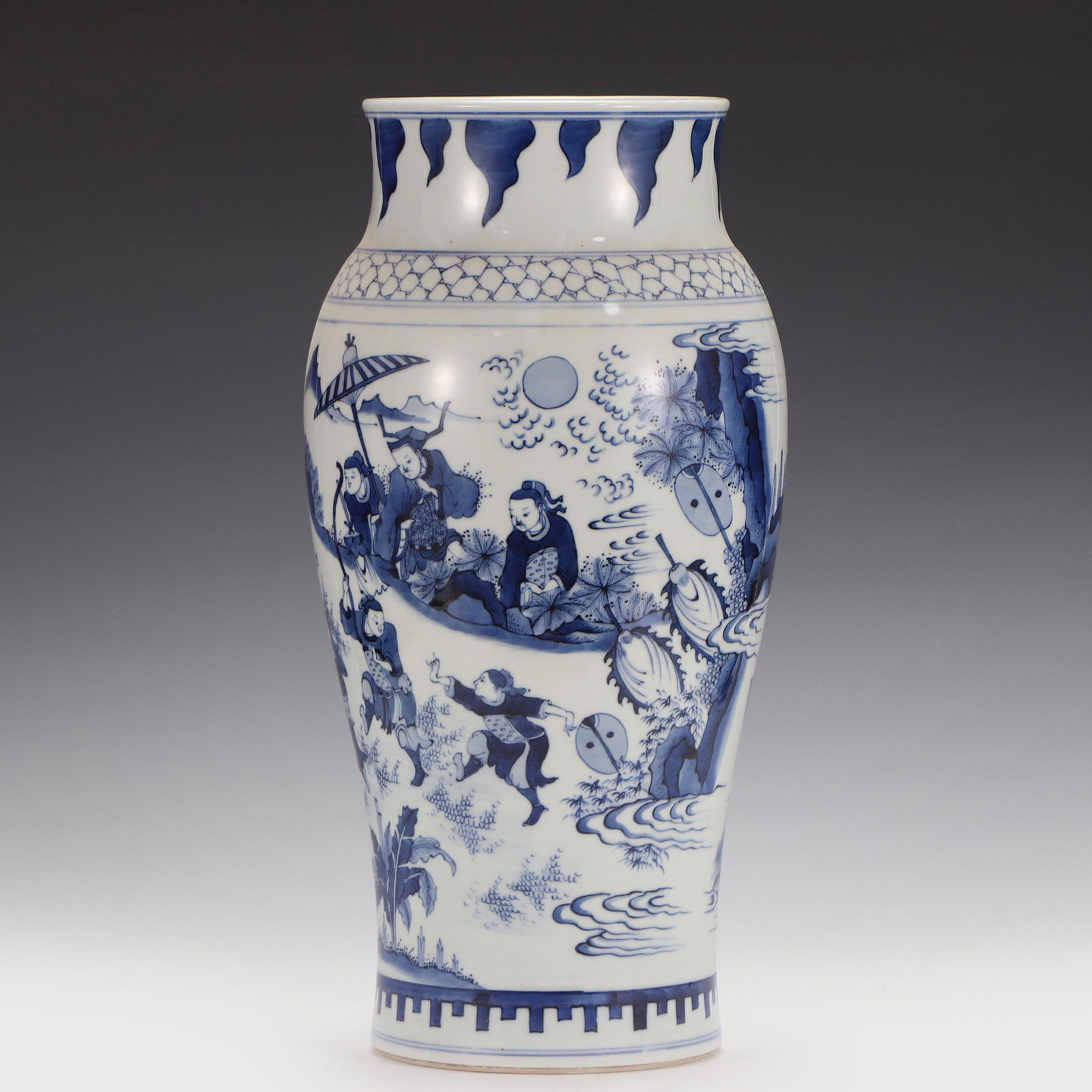 A CHINESE BLUE AND WHITE PORCELAIN VASE (1 of 9)