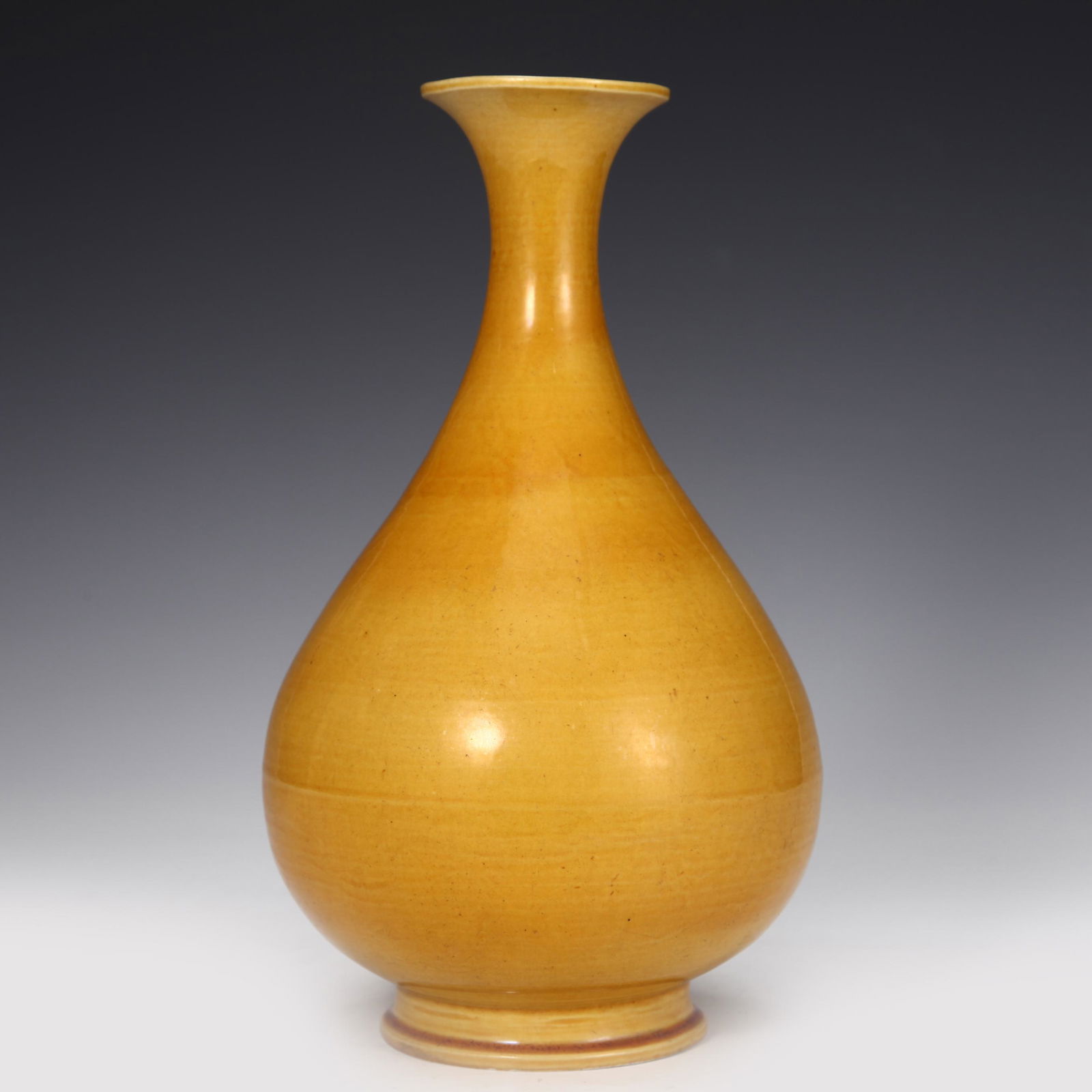 A CHINESE YELLOW GLAZE PORCELAIN VASE (1 of 9)